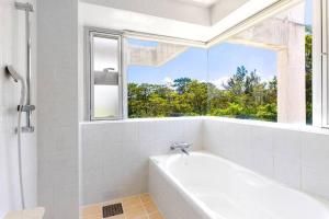 Inbu沖縄の空 海 森を贅沢に独り占めできる森の中の隠れ家的带浴缸和窗户的白色浴室 更多36张照片