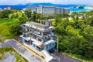 Inbu沖縄の空 海 森を贅沢に独り占めできる森の中の隠れ家的从空中俯瞰城市前方的一座建筑物。