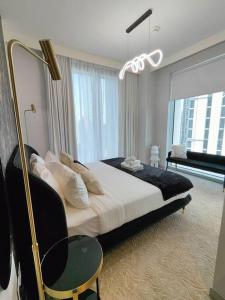 Postel nebo postele na pokoji v ubytování Burj View - 10 minutes walk Dream Lux Designer 3BD + 37 fotografií