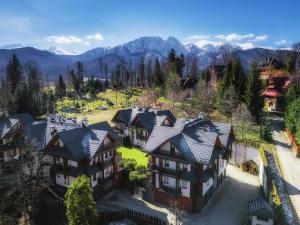 widok z lotu ptaka na dom z górami w tle w obiekcie VisitZakopane- Mallorca Apartment w Zakopanem