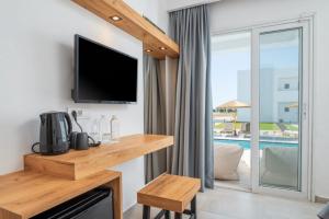 Uma TV ou centro de entretenimento em Summer Village of Hippokrates - Adults only