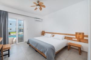 Cama ou camas em um quarto em Summer Village of Hippokrates - Adults only