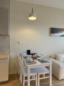 Ruang duduk di Pullman BayView-a Luxirious Aparthotel at DangaBay