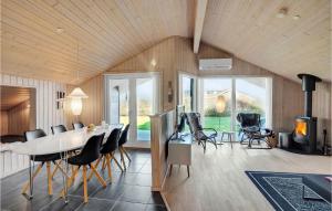 Posezení v ubytování Nice Home In Tarm With Kitchen