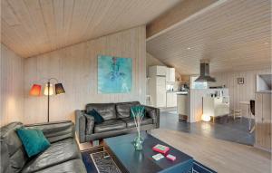 Kuchyň nebo kuchyňský kout v ubytování Nice Home In Tarm With Kitchen