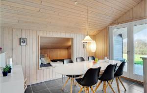 Fotografie z fotogalerie ubytování Nice Home In Tarm With Kitchen v destinaci Tarm