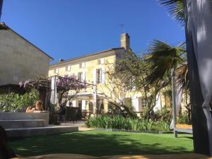 Aed väljaspool majutusasutust B&B Clos Emilion et table d'hôte en option
