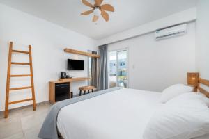 Cama ou camas em um quarto em Summer Village of Hippokrates - Adults only