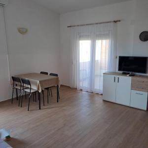 TV a/nebo společenská místnost v ubytování Apartments Cecilija + 17 fotografií
