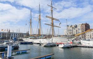 Residentie Crystal في أوستند: يتم رسو مجموعة من القوارب في الميناء +10 صور