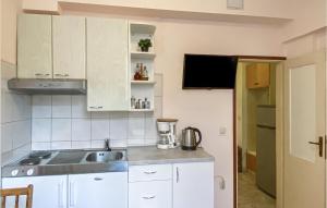 Kuchyňa alebo kuchynka v ubytovaní Apartment Kastel Sucurac Ivana Pavla Ii,