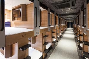 大阪市にあるワイズキャビン大阪難波の牢屋二段ベッド +23枚の写真
