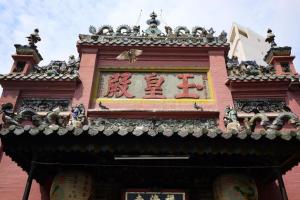 ホーチミン・シティにあるA&Em Signature Hotelの上に看板がある建物 +1枚の写真