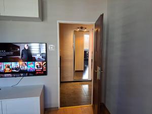 Telewizja i/lub zestaw kina domowego w obiekcie Comfortable Apartment close to Spodek