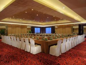長春市にあるNew Century Grand Changchun Hotelの大きな会議室(長いテーブル、白い椅子付) +164枚の写真