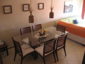 - une salle à manger avec une table, des chaises et un lit dans l'établissement BUZIOS CASA POR doSOL noMAR PRAIA ePISCINA, à Búzios