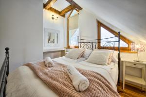Łóżko lub łóżka w pokoju w obiekcie VisitZakopane- Mallorca Apartment