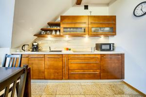 Kuchyňa alebo kuchynka v ubytovaní VisitZakopane- Mallorca Apartment + 19 fotografií