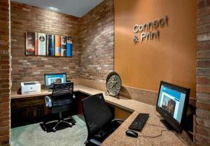 TV a/nebo společenská místnost v ubytování Inn & Suites Baltimore Downtown/Inner Harbor + 2 fotografie