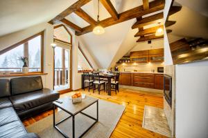 salon z kanapą i stołem w obiekcie VisitZakopane- Mallorca Apartment w Zakopanem
