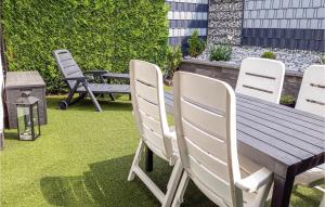 Una mesa y sillas de madera en un patio con césped. en Stunning Home In Diemelsee Ot Sudeck, en Rhenegge