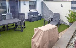 un patio con sillas, mesa y césped en Stunning Home In Diemelsee Ot Sudeck, en Rhenegge