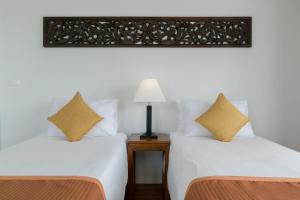 Postel nebo postele na pokoji v ubytování Kata Gardens Penthouse sea view 4C near Kata Noi Beach + 37 fotografií