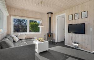Un televizor și/sau centru de divertisment la Four-Bedroom Holiday Home In Juelsminde