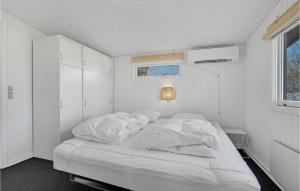 Un pat sau paturi într-o cameră la Four-Bedroom Holiday Home In Juelsminde +18 fotografii