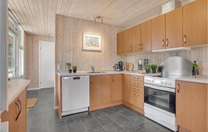 O bucătărie sau chicinetă la Four-Bedroom Holiday Home In Juelsminde