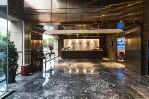 a lobby with a marble floor and a salon at Guilin Plaza Hotel in Guilin +273 photos