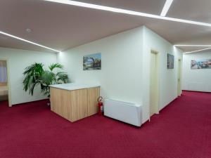 Alko Hotel Shkoder的电视和/或娱乐中心