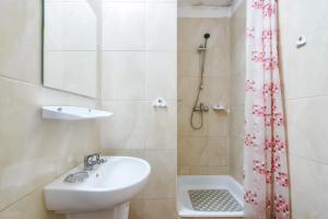 a bathroom with a sink and a shower at Posejdon Wydmowa 16 3 in Lubiatowo