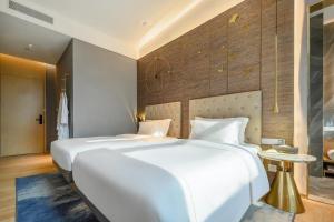 Postel nebo postele na pokoji v ubytování Lux Cabins Hotel Shenzhen