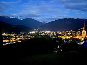 Vista generica sulle montagne o vista sulle montagne dall'interno dell'appartamento