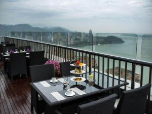 FuyangにあるFuyang International Trade Centre Hotelの水辺の景色を望むバルコニーのテーブル