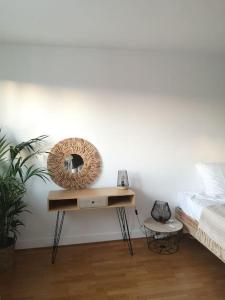 einen Spiegel auf einem Regal in einem Schlafzimmer in der Unterkunft Appartement proche centre avec parking gratuit in Sèvres