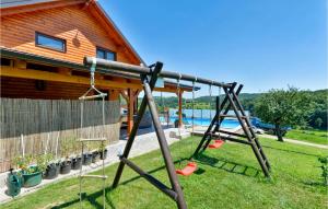 Ο χώρος παιχνιδιού για παιδιά στο Pet Friendly Home In Grkavescak
