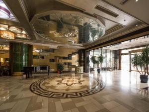eine große Lobby mit einem Klavier und einer Decke in der Unterkunft Olympic Park Boutique Hotel in Ch'ang-p'ing-hsien + 271 Fotos