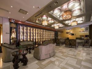 eine Lobby mit Stühlen und eine Bar mit Lichtern in der Unterkunft Olympic Park Boutique Hotel in Ch'ang-p'ing-hsien