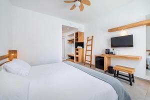 Cama ou camas em um quarto em Summer Village of Hippokrates - Adults only