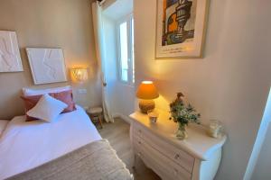 una camera con letto e lampada su un comò di La Sanverine private room historic center Vence a Vence Altre 21 foto