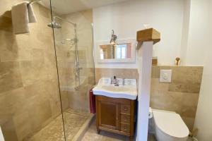 un bagno con doccia, lavandino e WC di La Sanverine private room historic center Vence a Vence