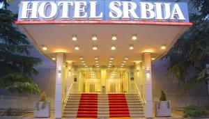 贝尔格莱德Hotel Srbija-FREE PARKING的前方的红地毯的酒店入口