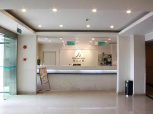 a lobby of a hospital with a reception counter at Jinjiang Inn Shanghai Baoshan Shengqiao in Luodian