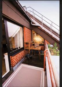balkon domu z drewnianym stołem i jadalnią w obiekcie Willkommen im Apartment Lilly in Ladbergen direkt am Flughafen FMO w mieście Ladbergen