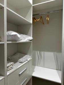 アクタウにあるAktau Riviera Актауのウォークインクローゼット(白い棚、シャワー付) +17枚の写真