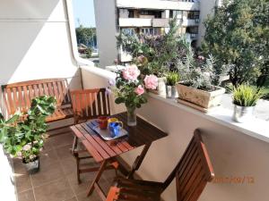 een balkon met een tafel en stoelen en potplanten bij Apartment Anamarija in Zagreb