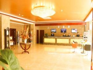 eine Lobby eines Krankenhauses mit einem Wartezimmer in der Unterkunft GreenTree Inn ShanDong Yantai Yantai University Business Hotel in Yantai