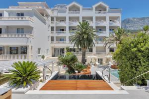 Bazén v ubytovaní Hotel Laurentum alebo v jeho blízkosti